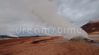 冰岛喷泉的喷发。 红色的土壤，就像<strong>火星</strong>表面